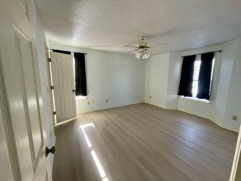 Building Photo - 6704 W Friendly Ave