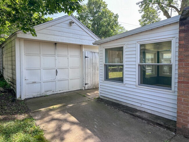 Building Photo - 2610 Albert Dr SE