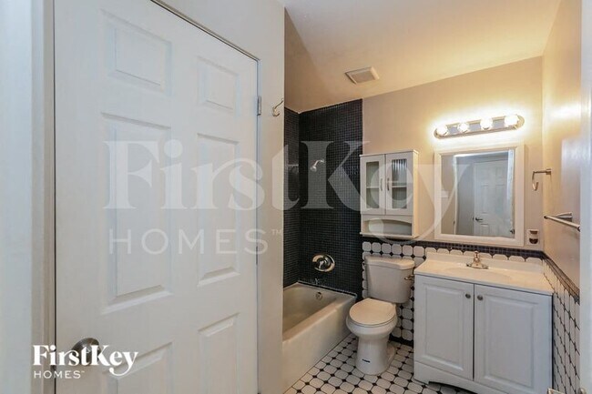 Building Photo - 1007 W 10th St