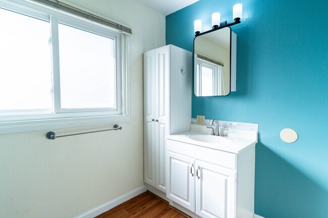 Building Photo - 2610 E Pikes Peak Ave