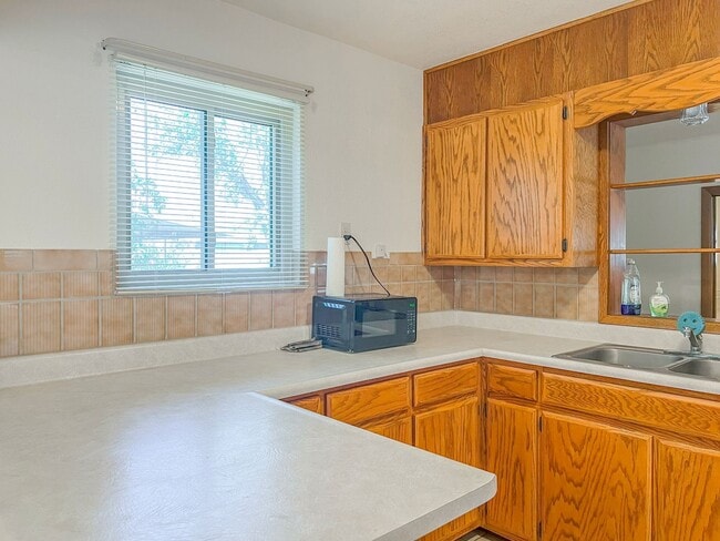 Building Photo - Spacious 3 Bedroom 2 Bath Home on Corner Lot