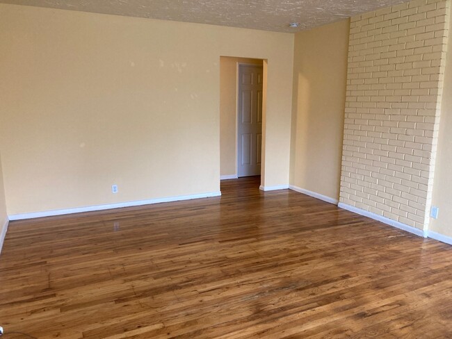 Building Photo - Charming Bungalow in Roselawn – Available ...