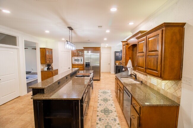 Building Photo - Luxury Living in Preston Manor