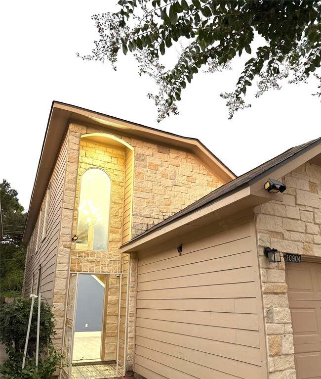 Building Photo - 10904 Panther Ct