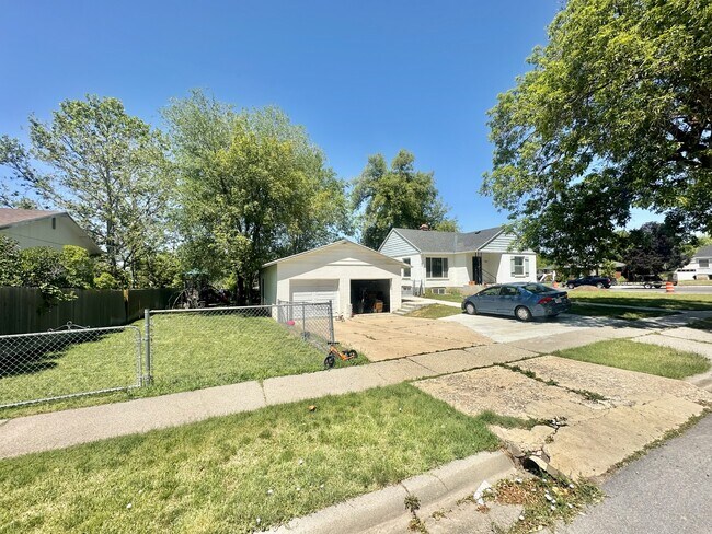 Building Photo - 195 N 400 E