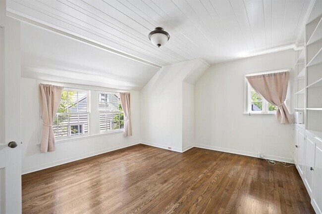Building Photo - 610 Rathervue Pl