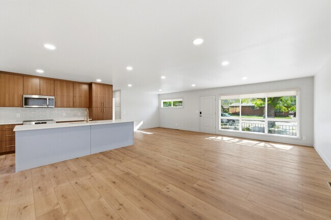 Building Photo - 1153 Buccaneer Dr