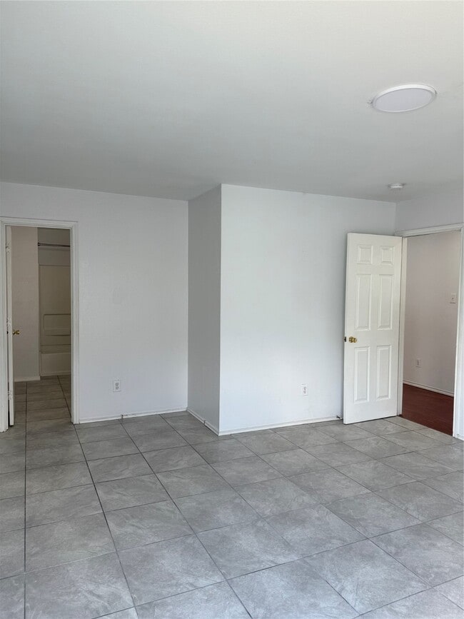 Building Photo - 20110 Mountain Dale Dr