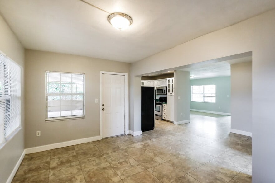 Building Photo - 3231 SW 67th Ave