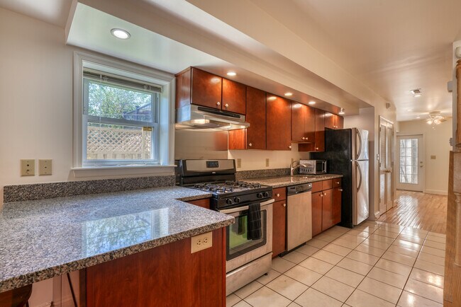 Building Photo - 634 Eislen St