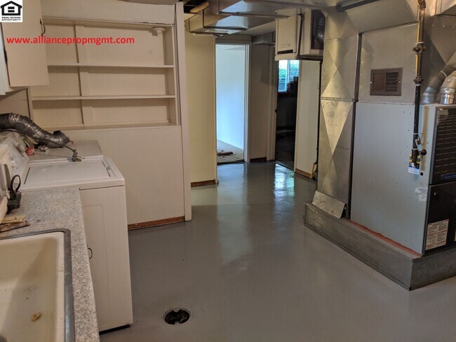 Building Photo - 411S14
