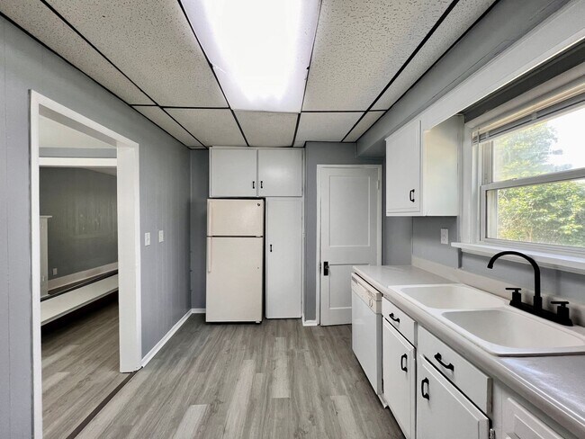 Building Photo - 3 Bedroom House