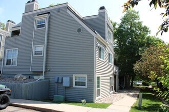 Building Photo - Charming Ground-Level Apartment in the Hea...