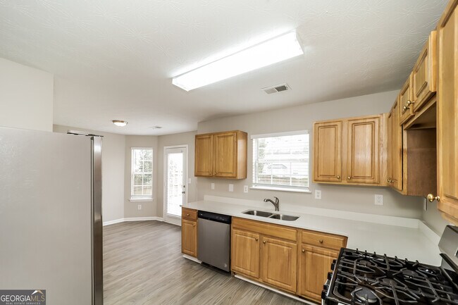 Building Photo - 2560 S Hills