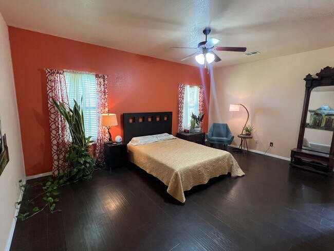 Building Photo - Exceptional Rental in Great Locale