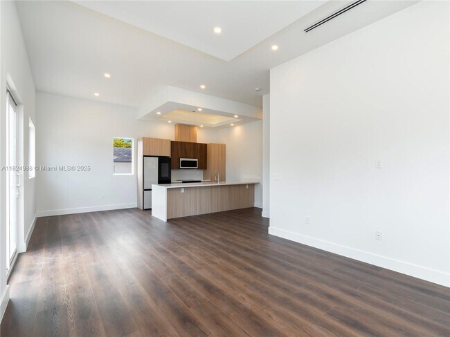 Building Photo - 2931 SW 12th Ave