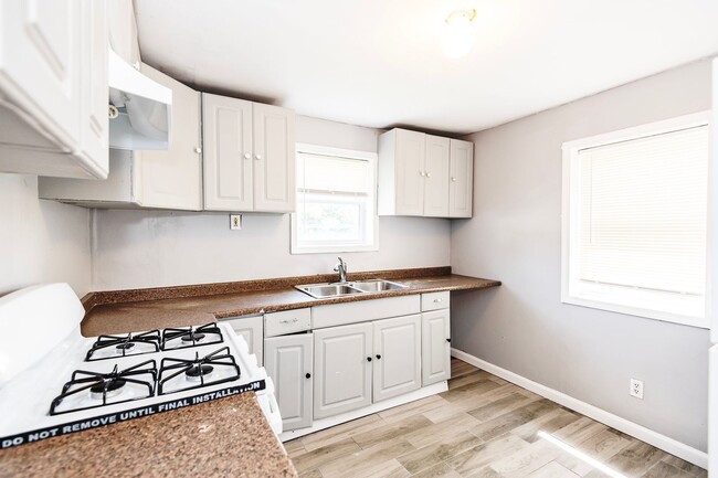 Building Photo - Amazing 3 Bed 1 Bath Home