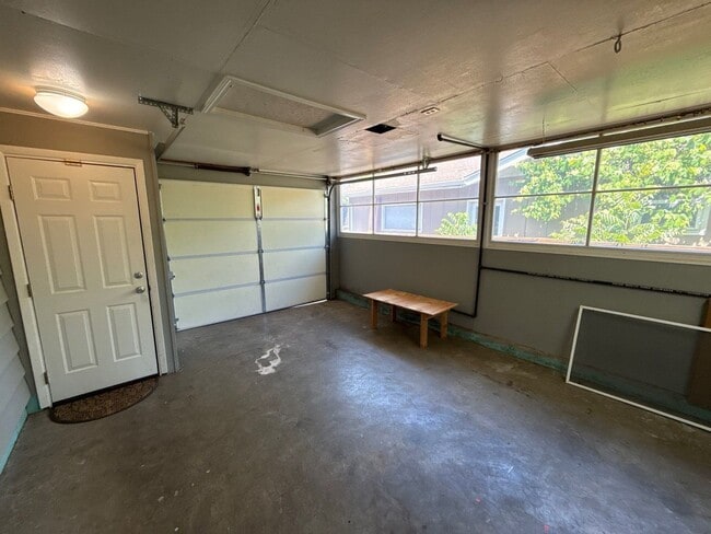 Building Photo - 1670 Yew St SE
