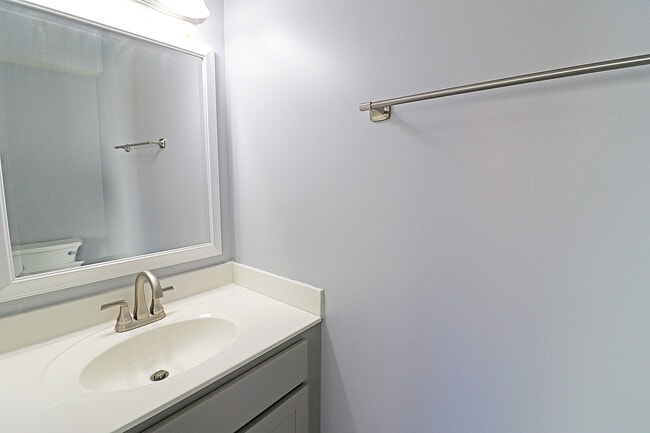 Building Photo - 590 Le Parc Cir