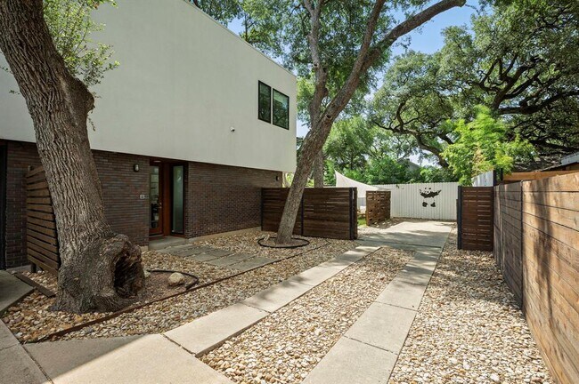 Building Photo - 2017 Kinney Ave