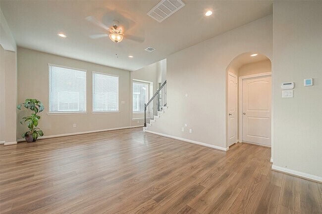 Building Photo - 8700 Laurel Crest Dr