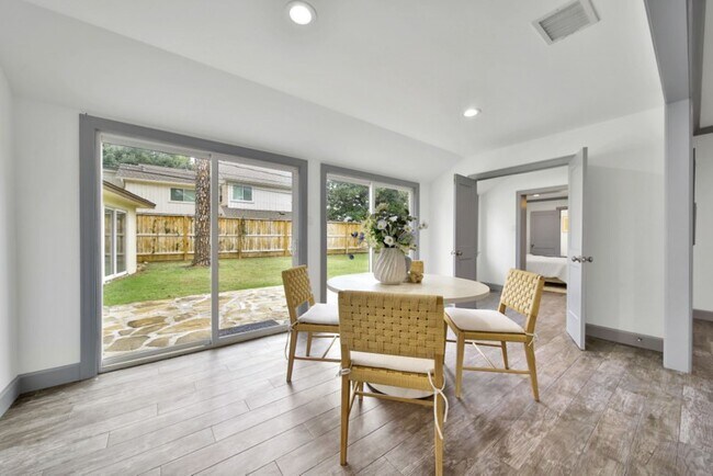 Building Photo - 10042 Briar Forest Dr