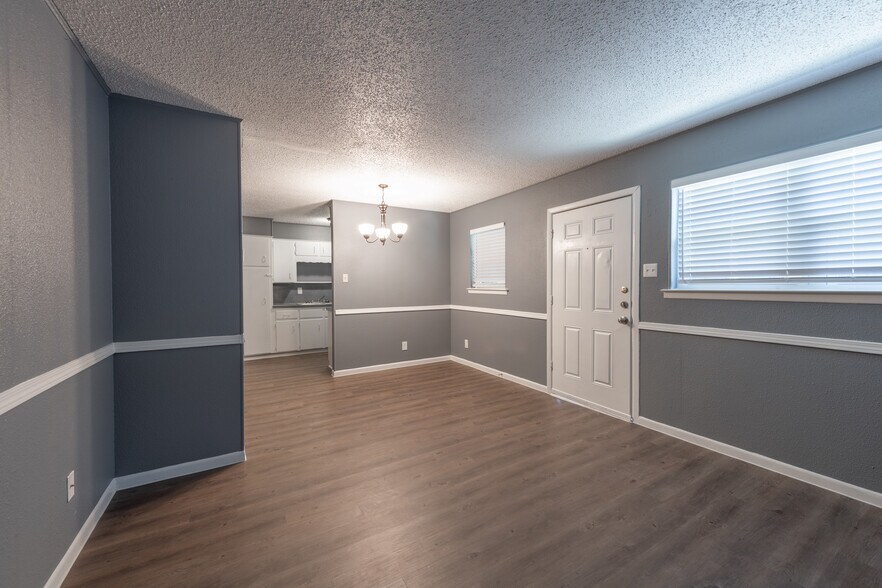 Building Photo - 705 Santa Rosa Dr