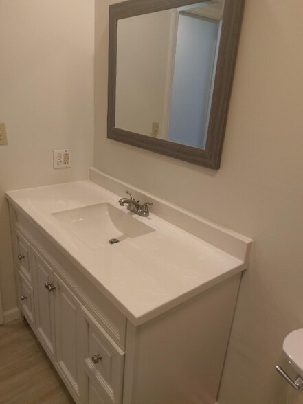 Building Photo - 255 Meadowview Dr