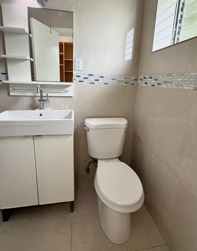 Building Photo - 823 NE 10th St