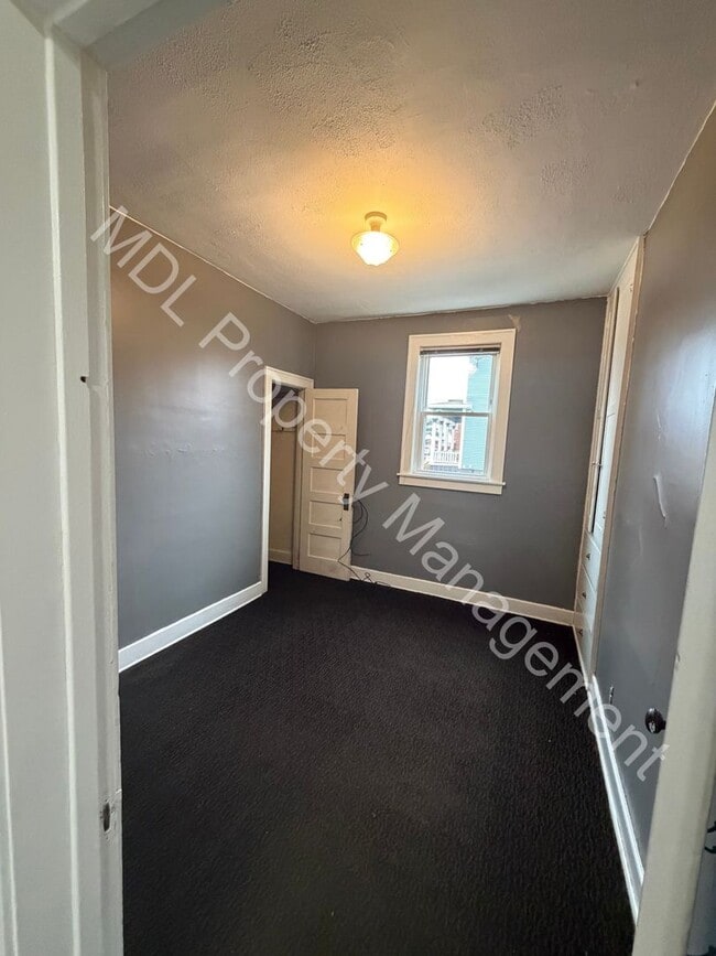 Building Photo - Spacious 2 bedroom Duplex!!!