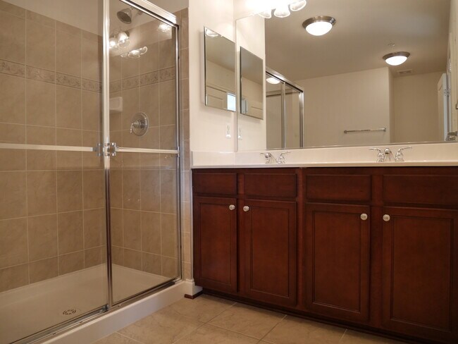 Building Photo - Gorgeous Townhome with 2 Car Garage locate...