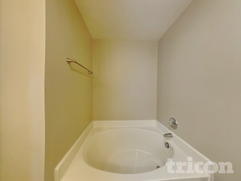 Building Photo - 904 Grand Oak Dr