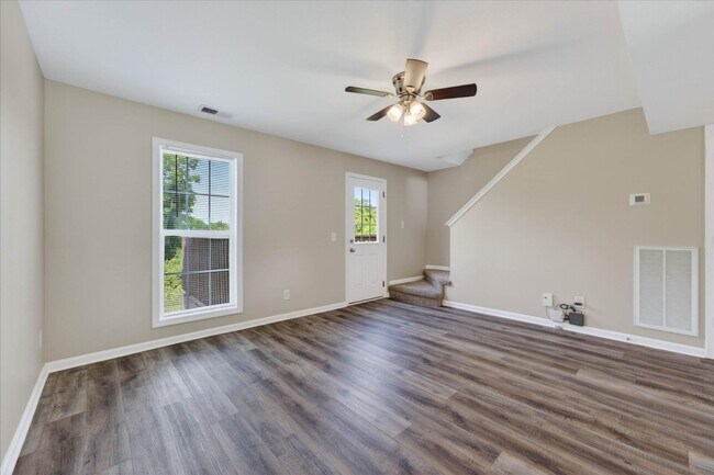 Building Photo - Pet Friendly Two Bedroom!