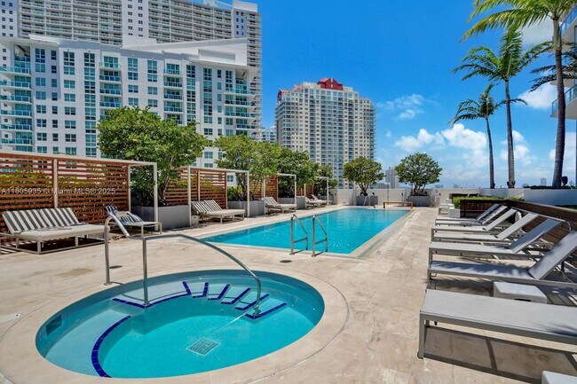 Building Photo - 1300 Brickell Bay Dr
