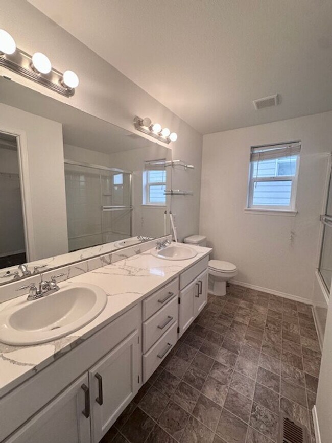 Building Photo - Spacious 4 bedroom - Ready Now