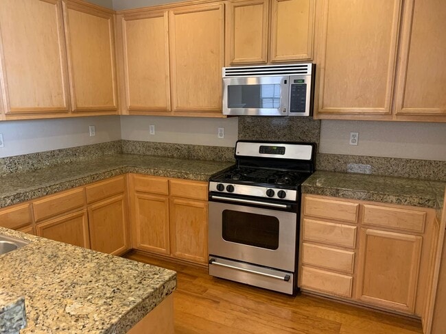 Building Photo - Beautiful 4 Bedroom, 2.5 Bath Mountain Hou...