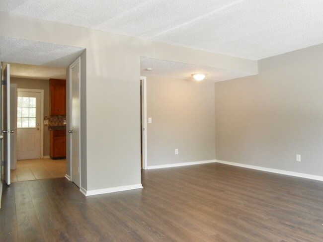 Building Photo - Very Nice 2 Bedroom 1.5 Bathroom Two-Story...