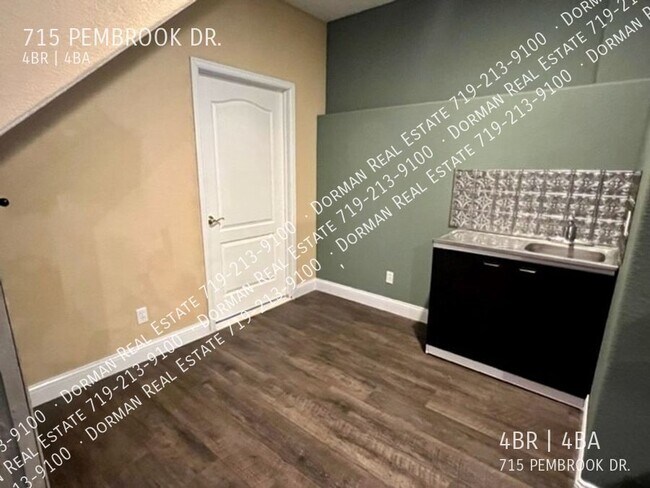 Building Photo - 715 Pembrook Dr