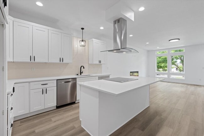 Building Photo - 2007 W 9th Ave