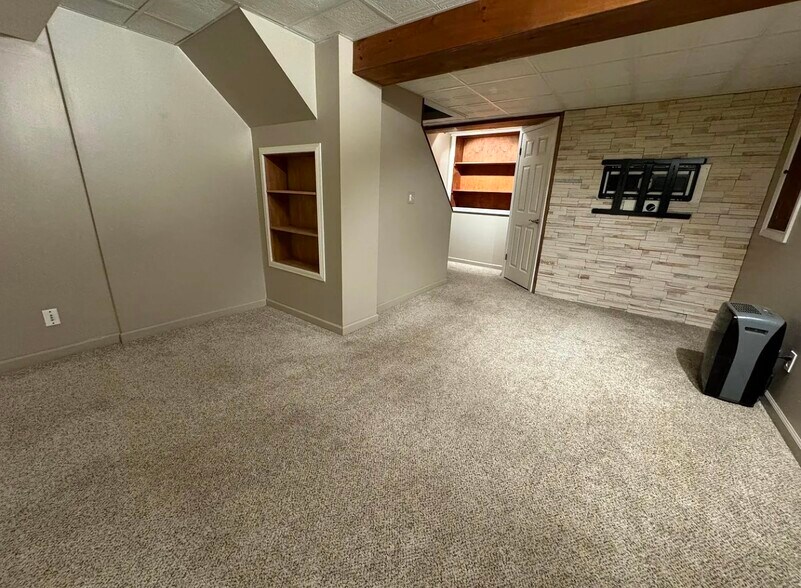 Building Photo - 48 E Pointe