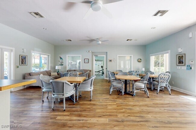 Building Photo - 350 Robin Hood Cir