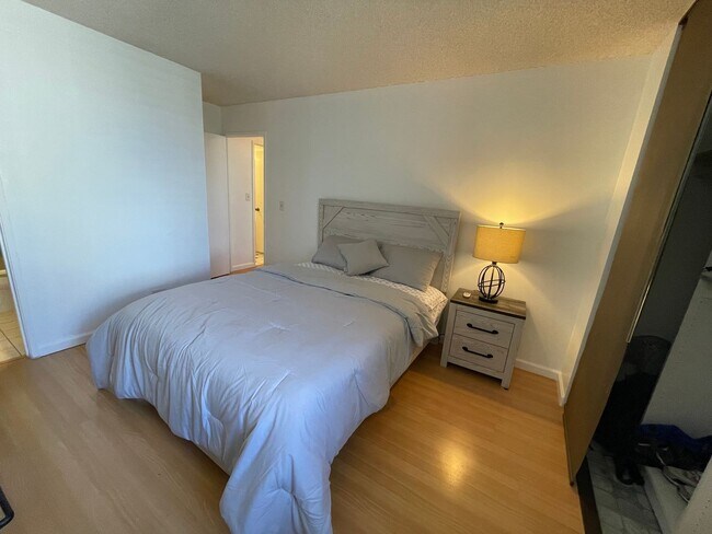 Building Photo - Gorgeous renovated high-floor apartment in great building.