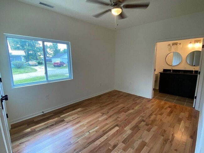 Building Photo - 610