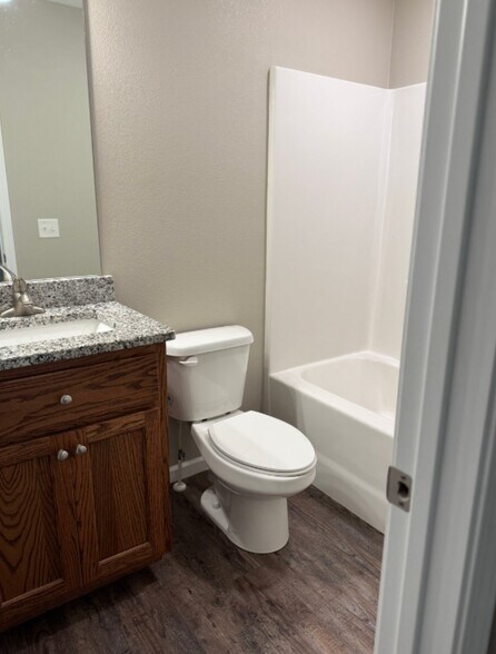 Building Photo - 919-921 W Stewart St