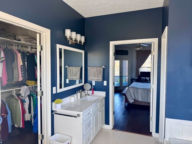 Building Photo - 4 Bedroom 2 Bath in Deer Creek