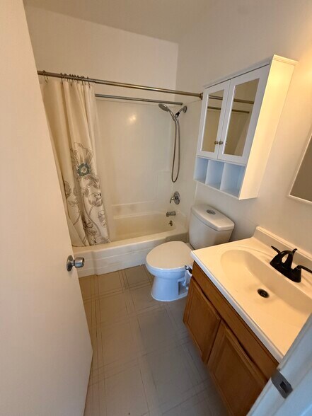 2nd Bathroom - 2617 Lakemoor Pl