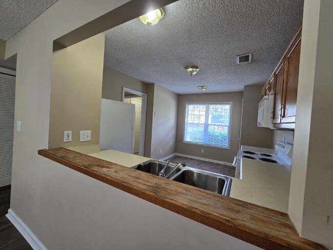Building Photo - 2100 Ringgold Ct