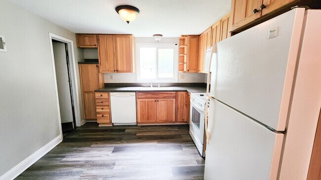Building Photo - Lovely Cape Cod 3 Bedroom Home