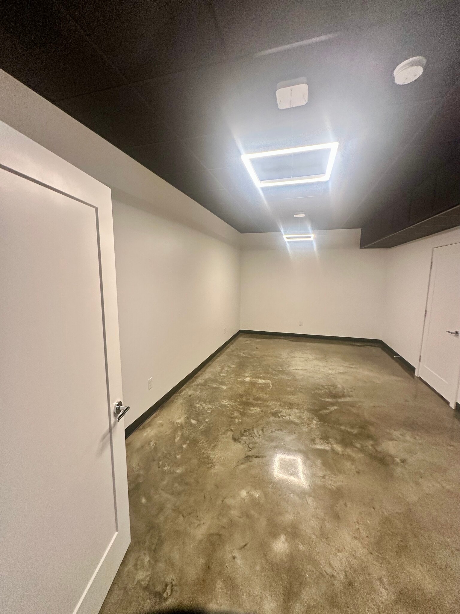 Building Photo - 1818 River Dr