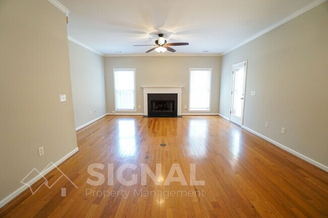 Building Photo - 2825 7 Oaks Cir